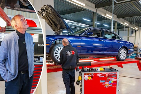 Wouter Nieuwveld (73) betaalt de garagerekeningen van zijn Jaguar XJ8 met liefde