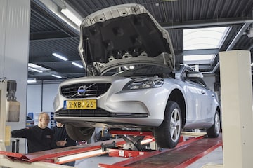 Volvo V40 D4 in Klokje rond