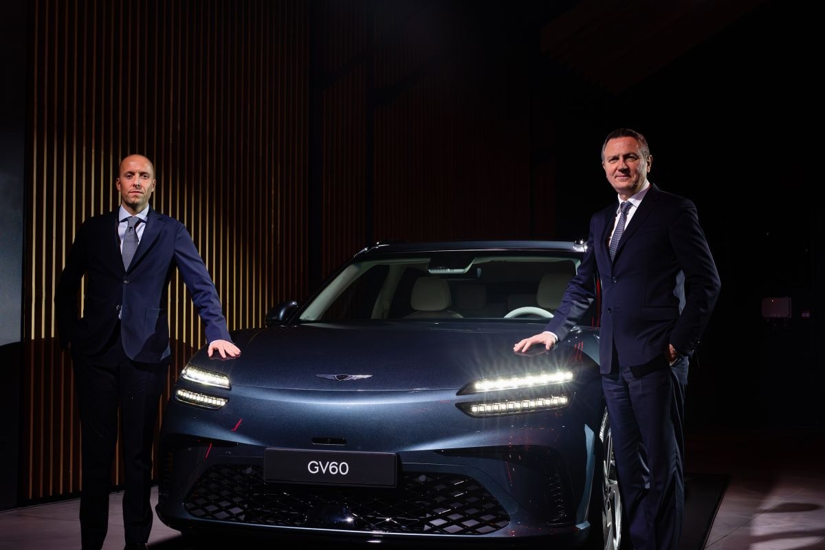 Genesis met rechts directeur Genesis Europe