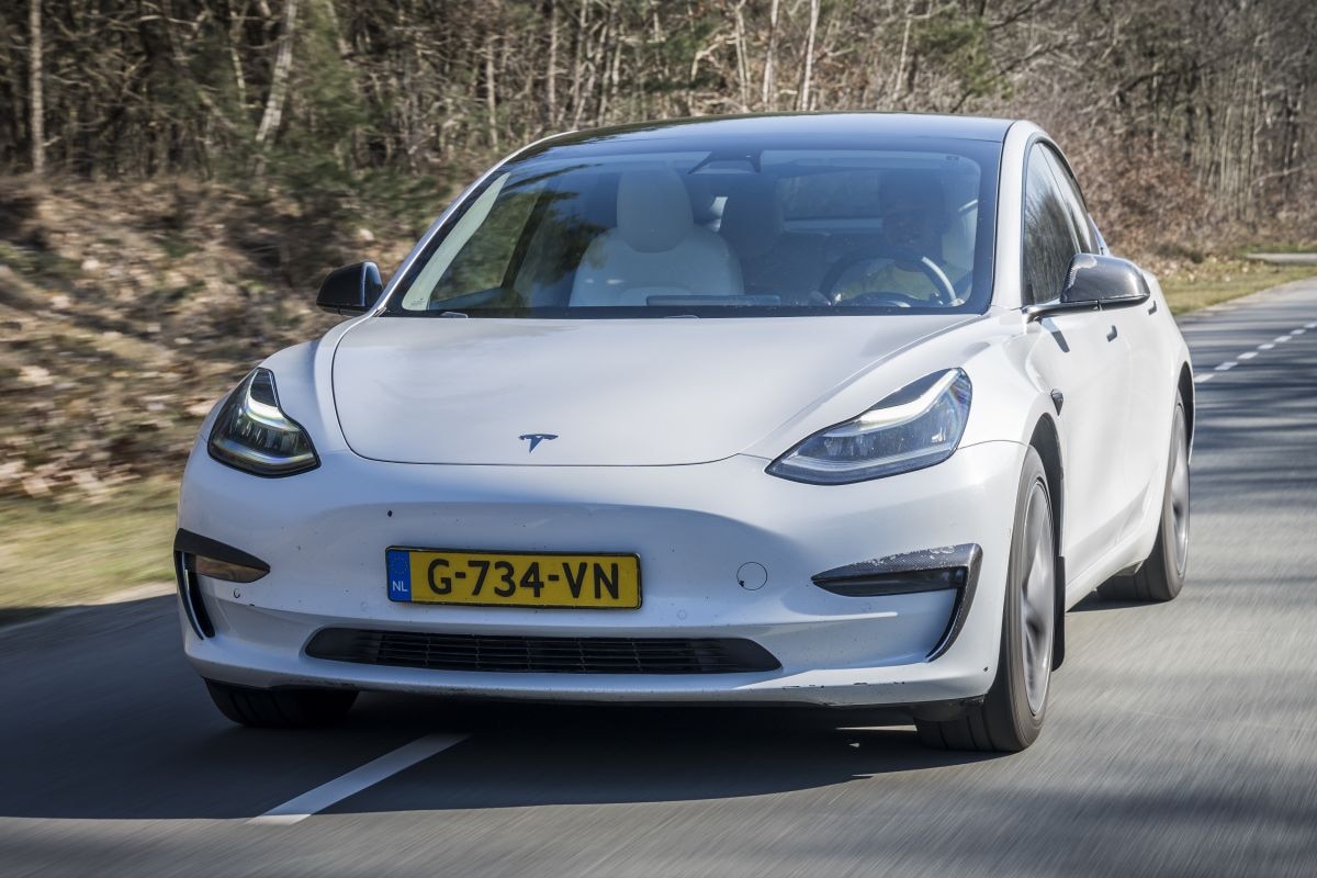 Tesla Model 3 in klokje rond