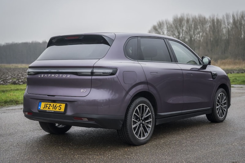 'Met een Kip Shelter achter mijn Leapmotor B10 gaat het prima, toch mag hij maar 750 kg trekken'