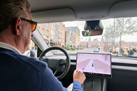 Chaos, fietsers en trams: zo overleeft Tesla’s FSD Supervised de Amsterdamse jungle