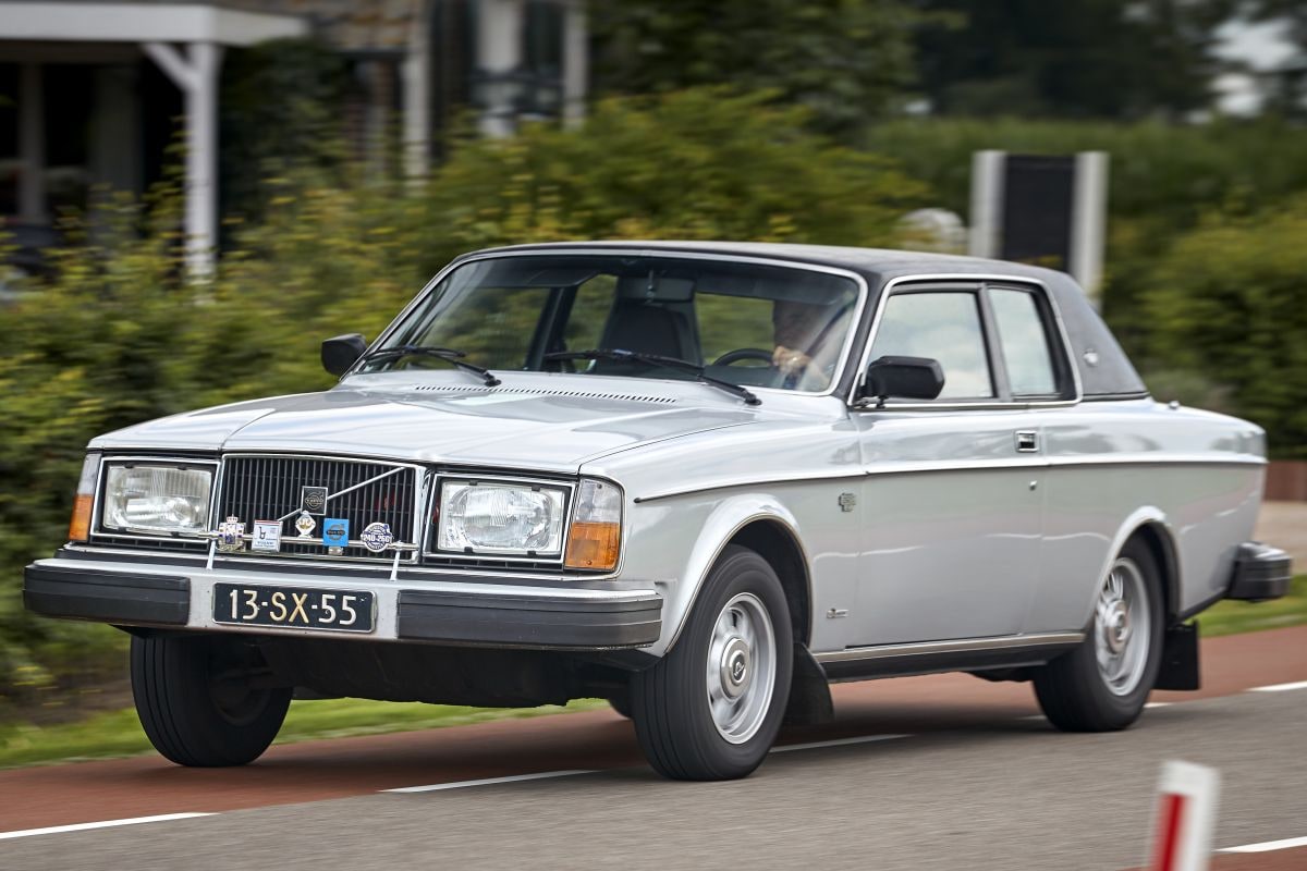 Peugeot 504 Coupé en Volvo 262C klassieke coupés jaren 70