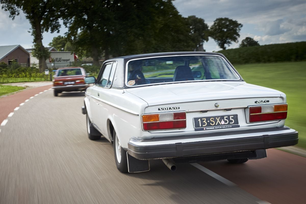 Peugeot 504 Coupé en Volvo 262C klassieke coupés jaren 70