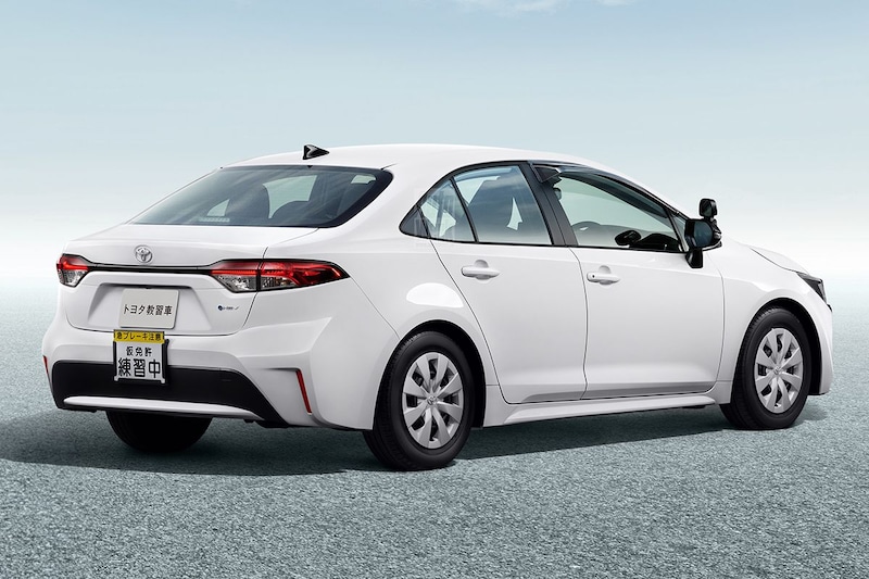 De Toyota Corolla: nu ook niet-hybride en met handbak