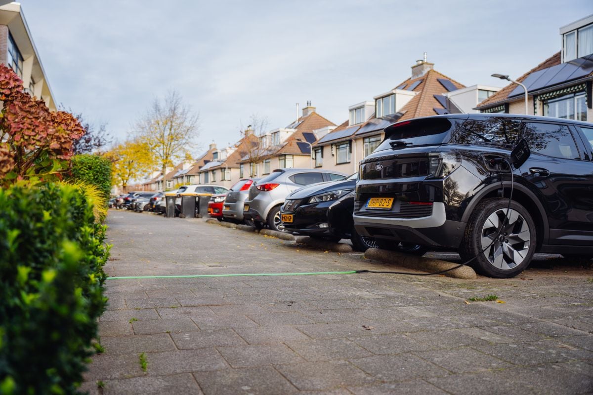 Stoepladen, laadkabel over stoep, weg