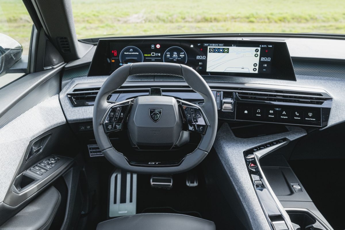 Dubbeltest Peugeot e-3008 Toyota C-HR+
