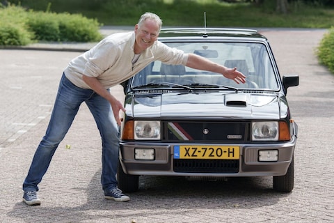 Als Erik met zijn 'betere Mini uit Italië' staat te tanken vragen mensen of het een Panda is