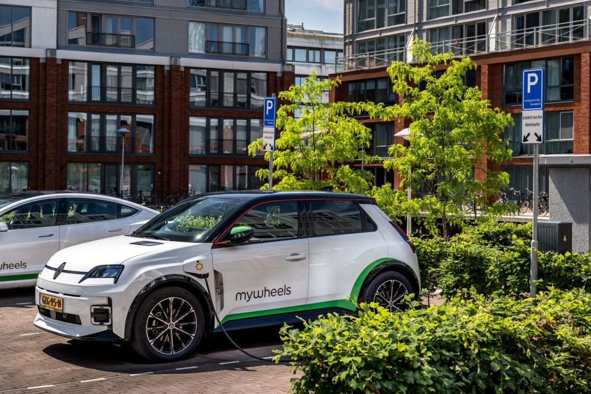 Mywheels deelauto v2g utrecht Renault 5 laadpaal