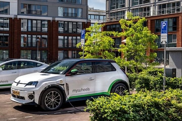 Mywheels deelauto v2g utrecht Renault 5 laadpaal