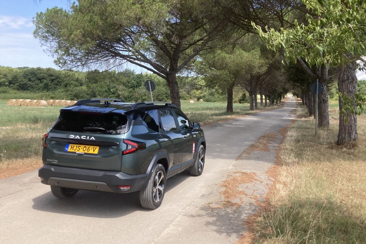 Dacia Bigster op warm landweggetje