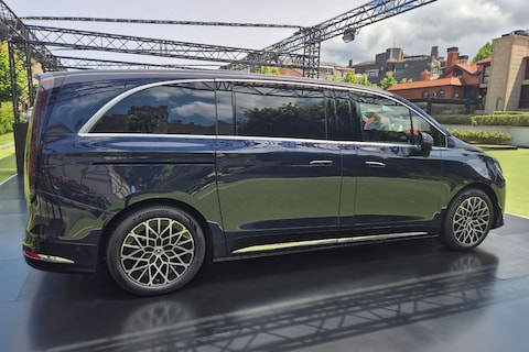 De Mercedes-Benz VLE L2 draagt zijn extra lengte op een vreemde plek