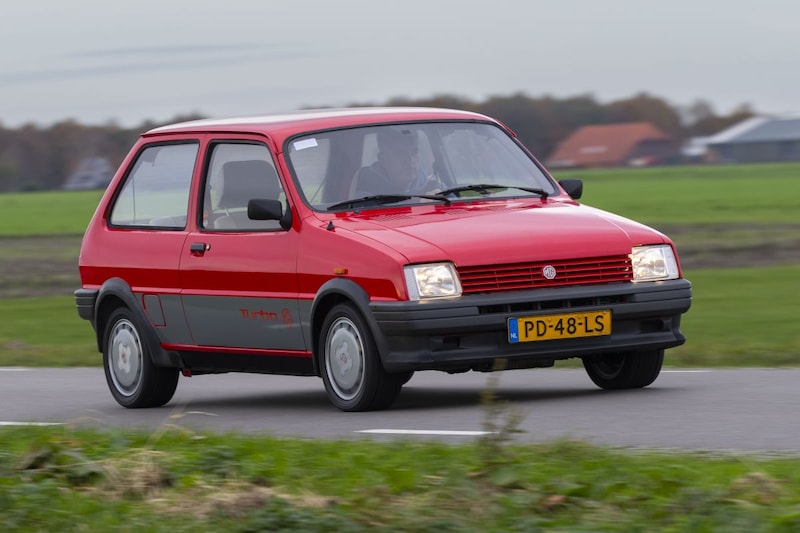 Fluitjes, plofjes, wat is rijden leuk met dit zeldzame stukje Britse autohistorie!