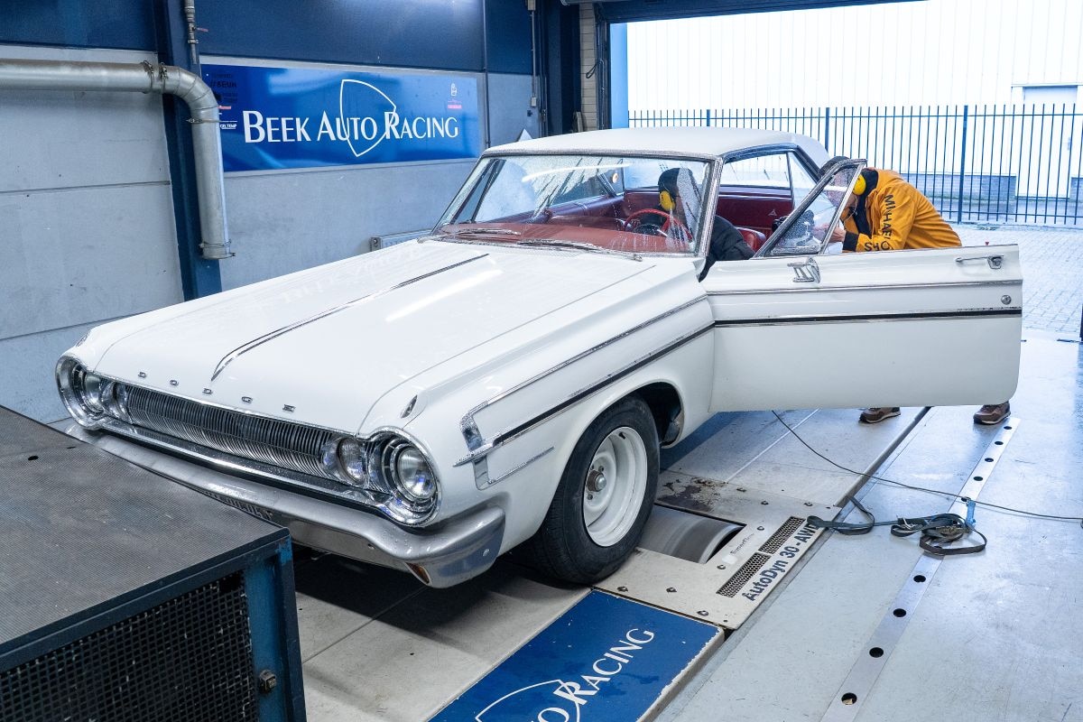 Dodge Polara op de rollenbank