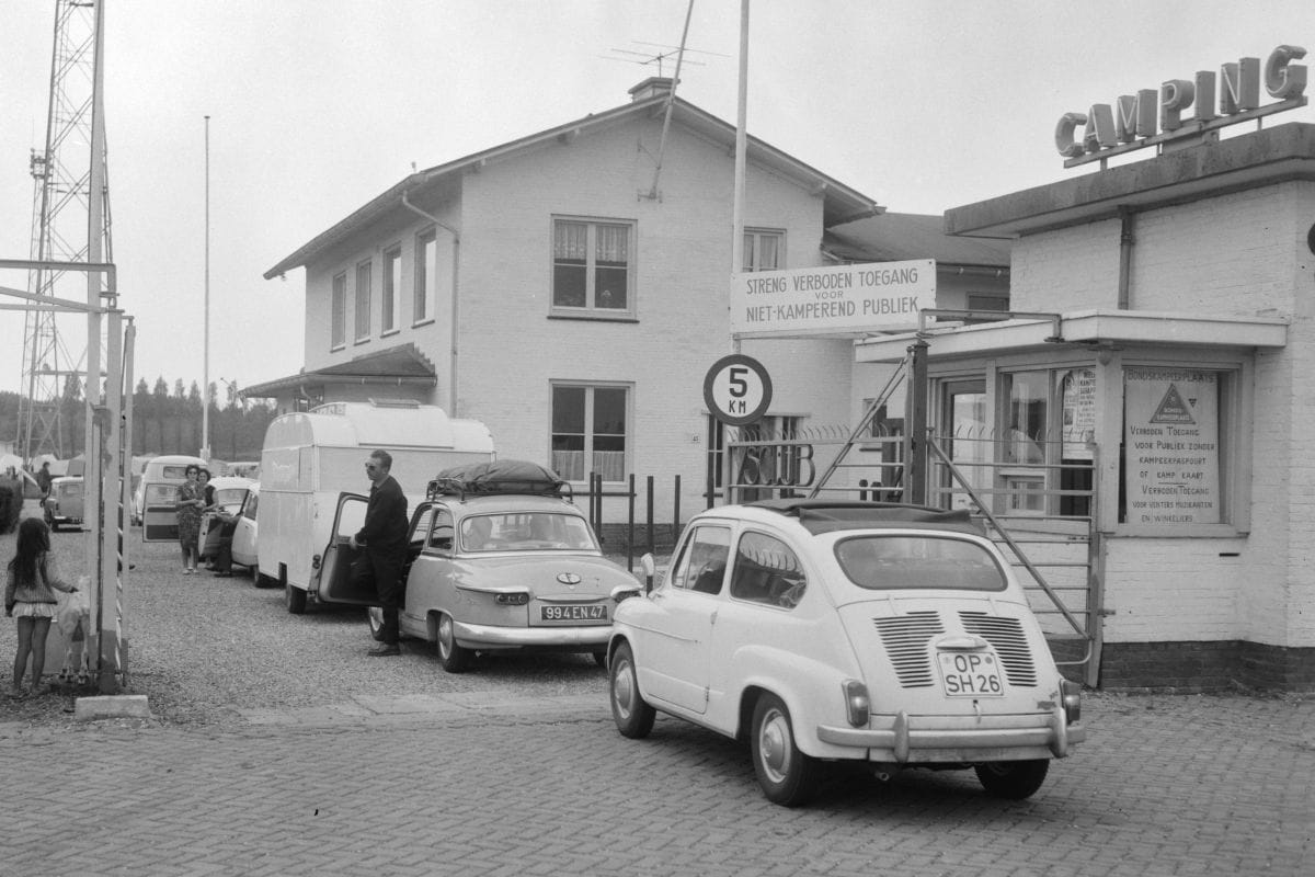 oude campingbeelden met oude auto's