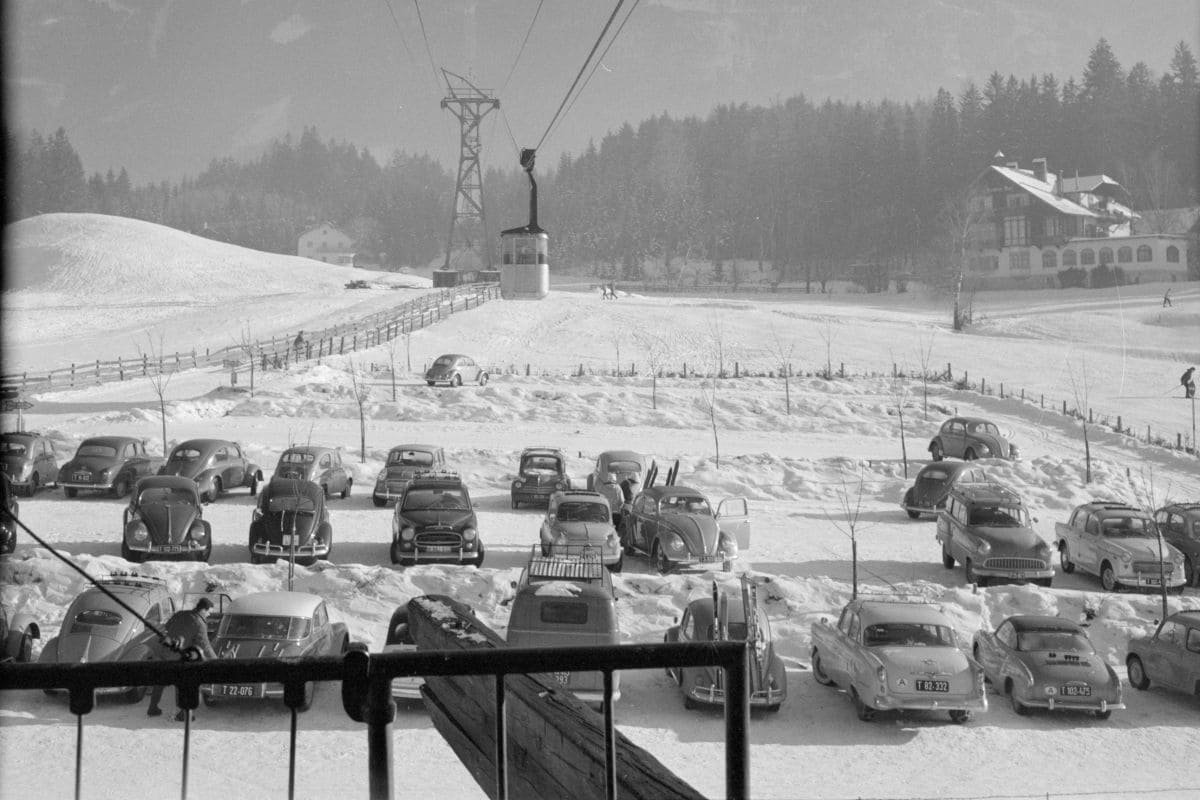 Oude wintersportbeelden auto's