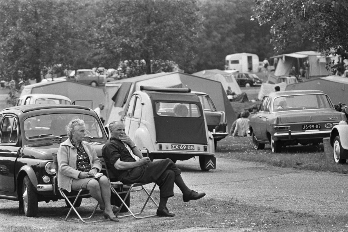 Vakantiebeeld jaren 60 auto's