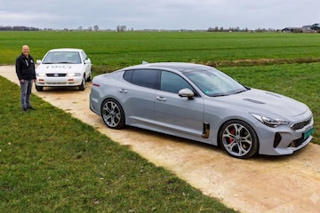 Twee Kia's met een Kia-specialist erbij