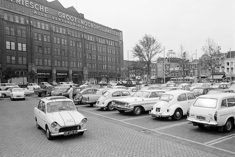 Toen in jaren 60 iedereen een auto kreeg ontstond een probleem: waar zet je ze neer?