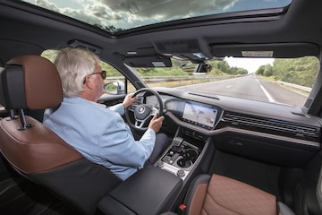 Een Volkswagen Touareg V6 TDI in Frankrijk op de autoroute