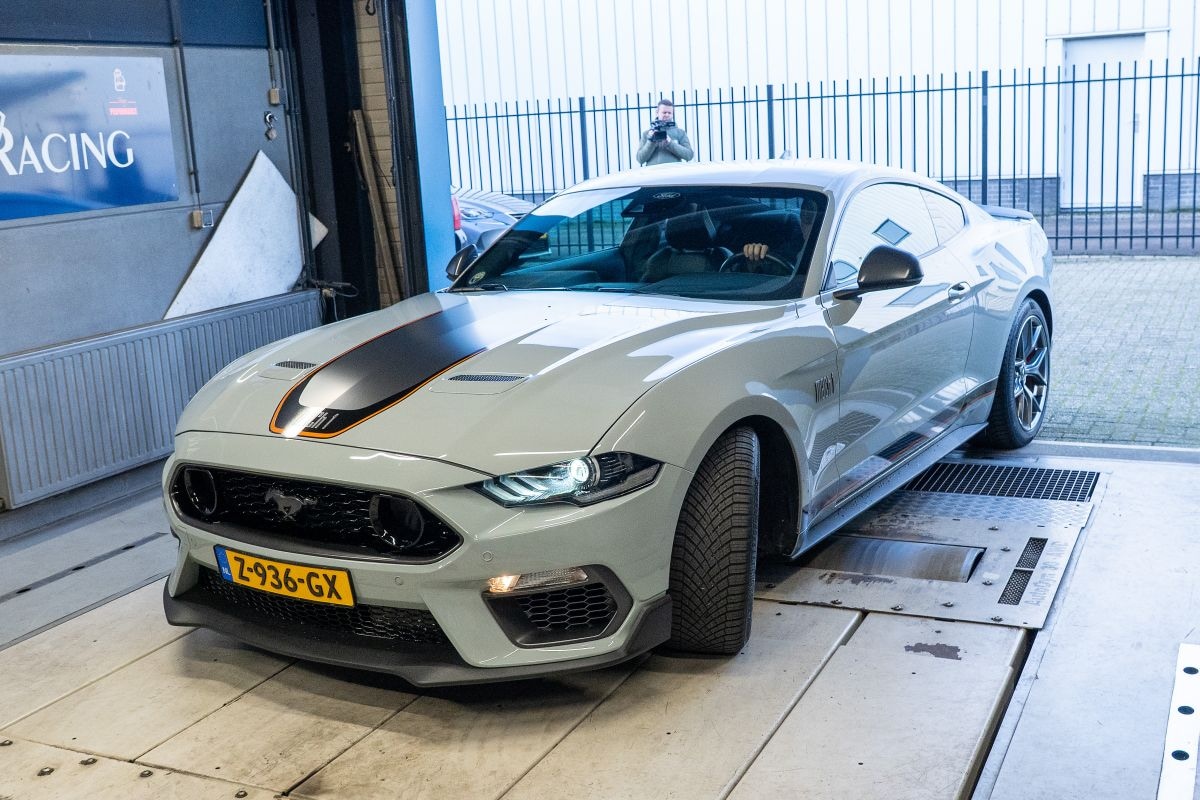 Ford Mustang Mach 1 op de rollenbank