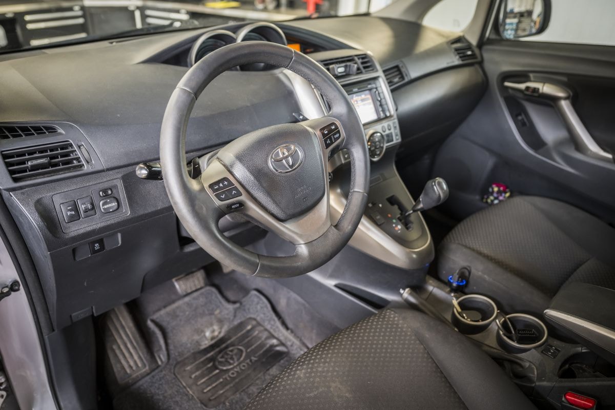 Toyota Verso in klokje rond