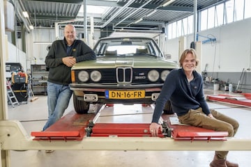 BMW 320 in klokje rond klassiek