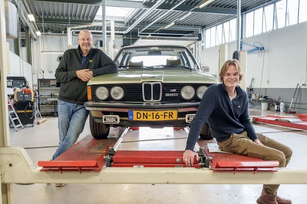 BMW 320 in klokje rond klassiek