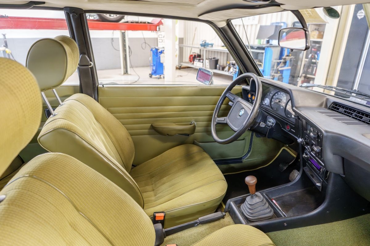 BMW 320 in klokje rond klassiek
