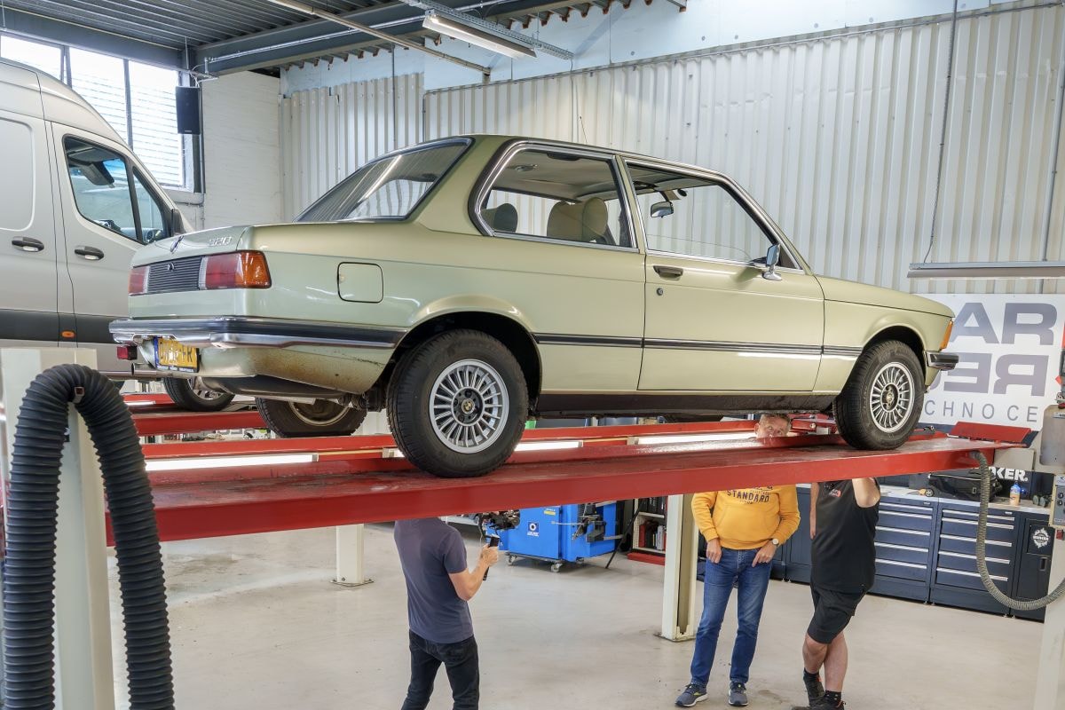 BMW 320 in klokje rond klassiek