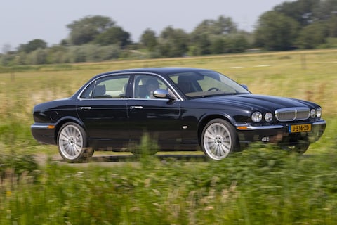 Lekker onthaasten op leer en lamswol in deze Daimler Super Eight