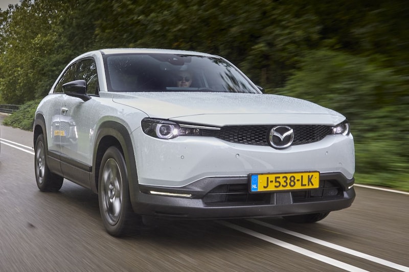 De Mazda MX-30 heeft volgens gebruikers fijne rijeigenschappen, een mooi interieur, maar is niet ech