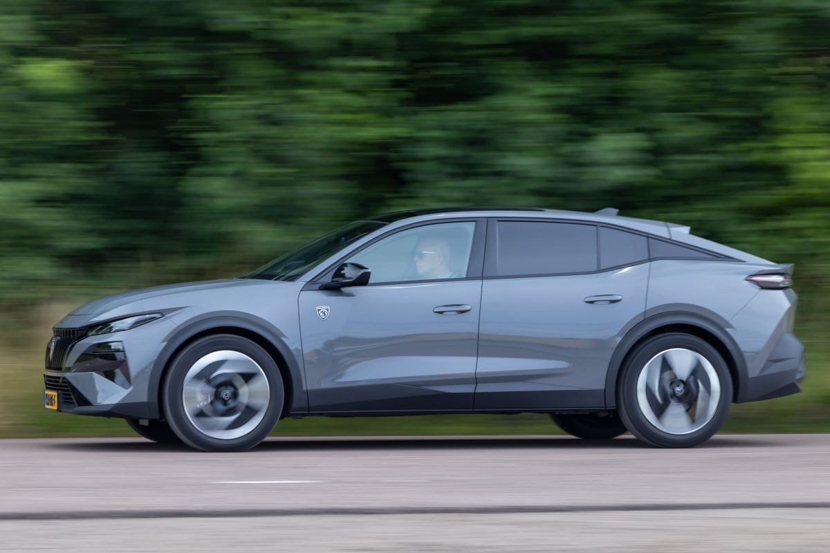 Dubbeltest Peugeot 408 Renault Rafale