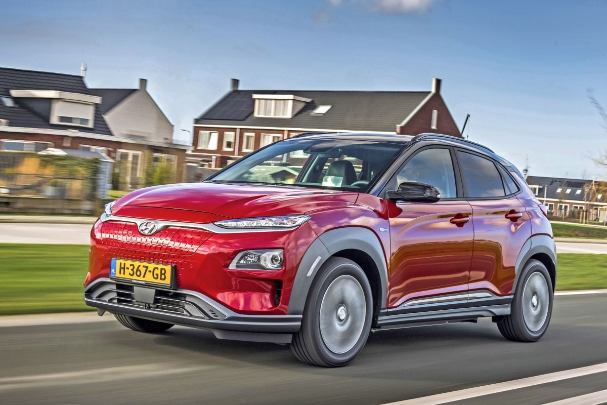 Hyundai Kona Electric rood rijdend Nederland