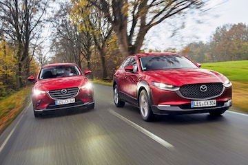 Mazda SUV rood rijdend voorkant