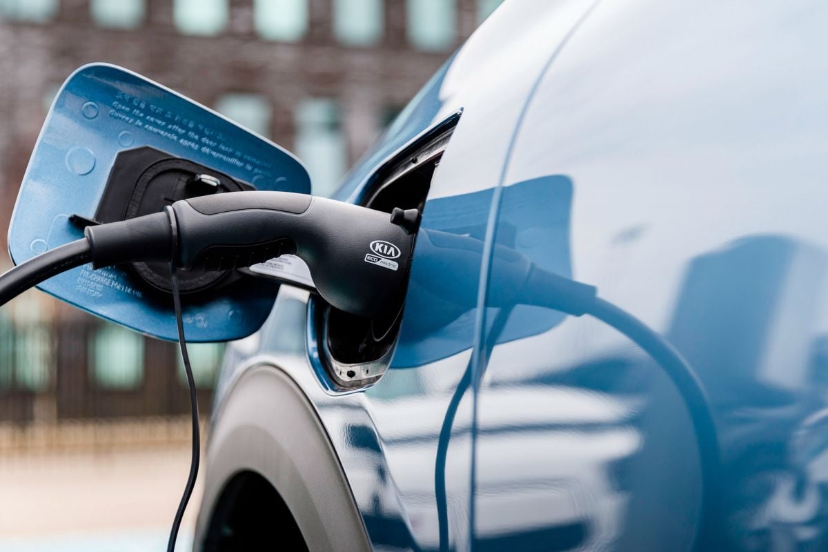 Kia plug-in hybride stekker laadpaal