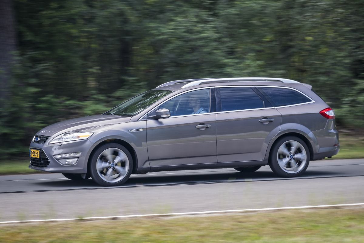 Ford Mondeo in klokje rond