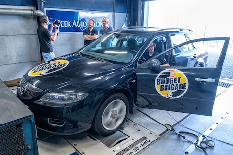 De Mazda 6 zorgt voor rookwalmen op de rollenbank