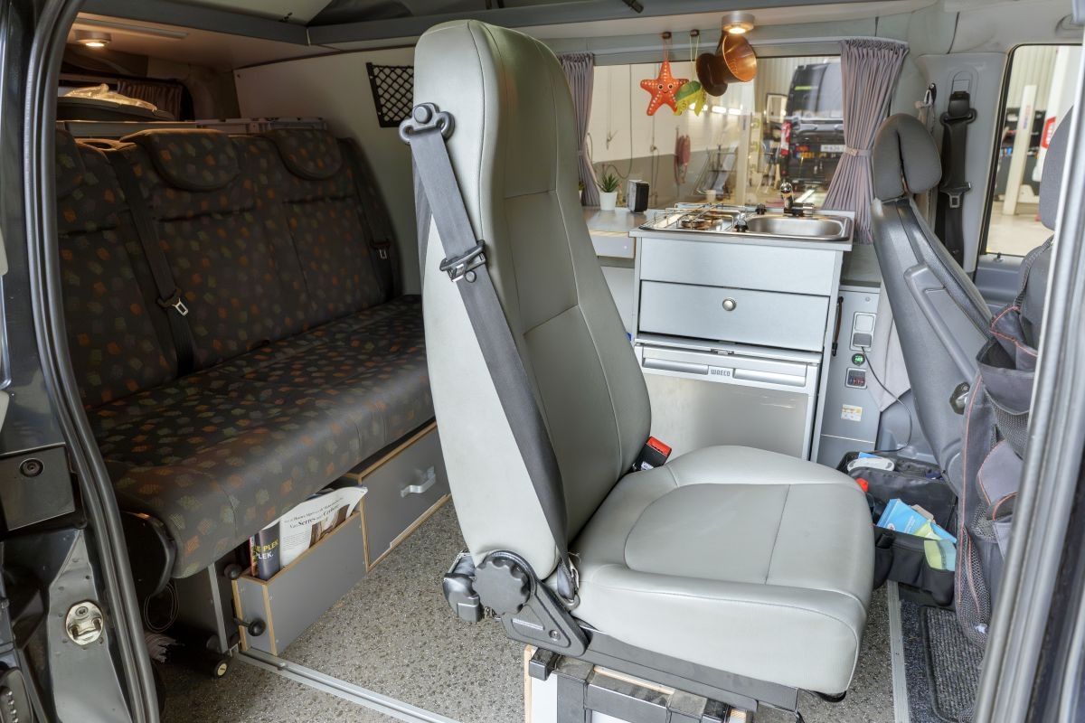 Mercedes-Benz Vito camper op de brug