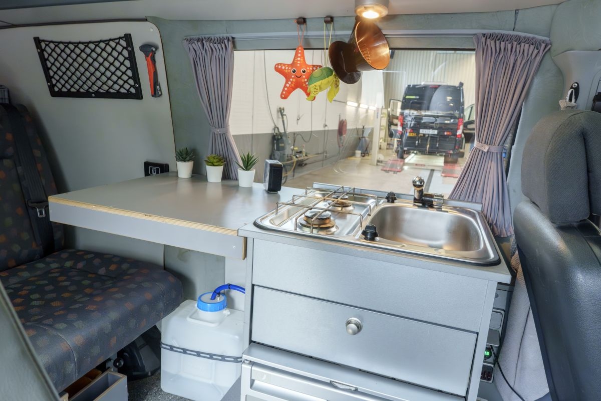 Mercedes-Benz Vito camper op de brug
