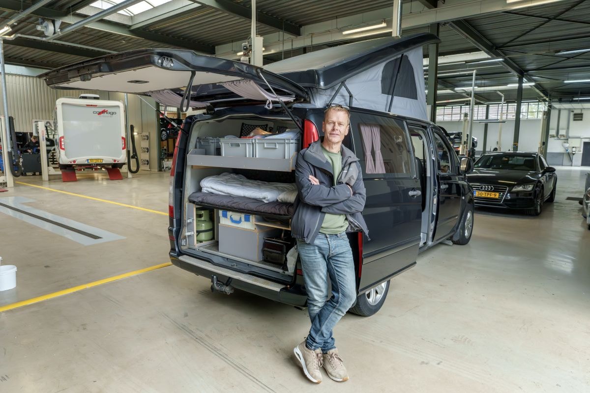 Mercedes-Benz Vito camper op de brug