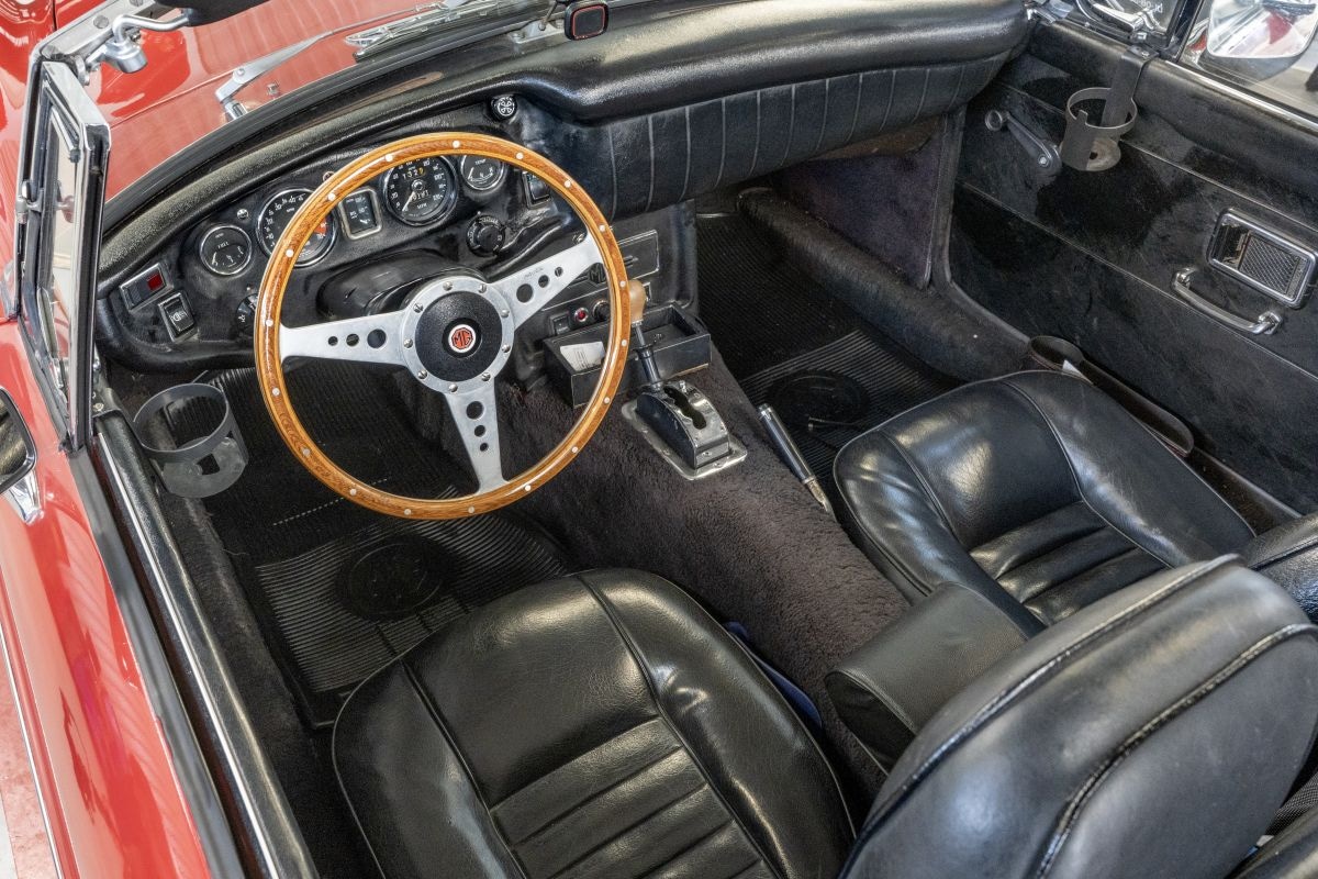 MG C in klokje rond klassiek