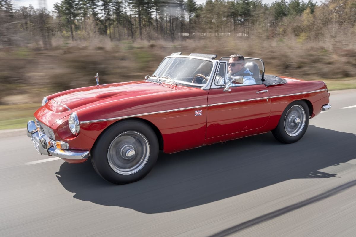 MG C in klokje rond klassiek