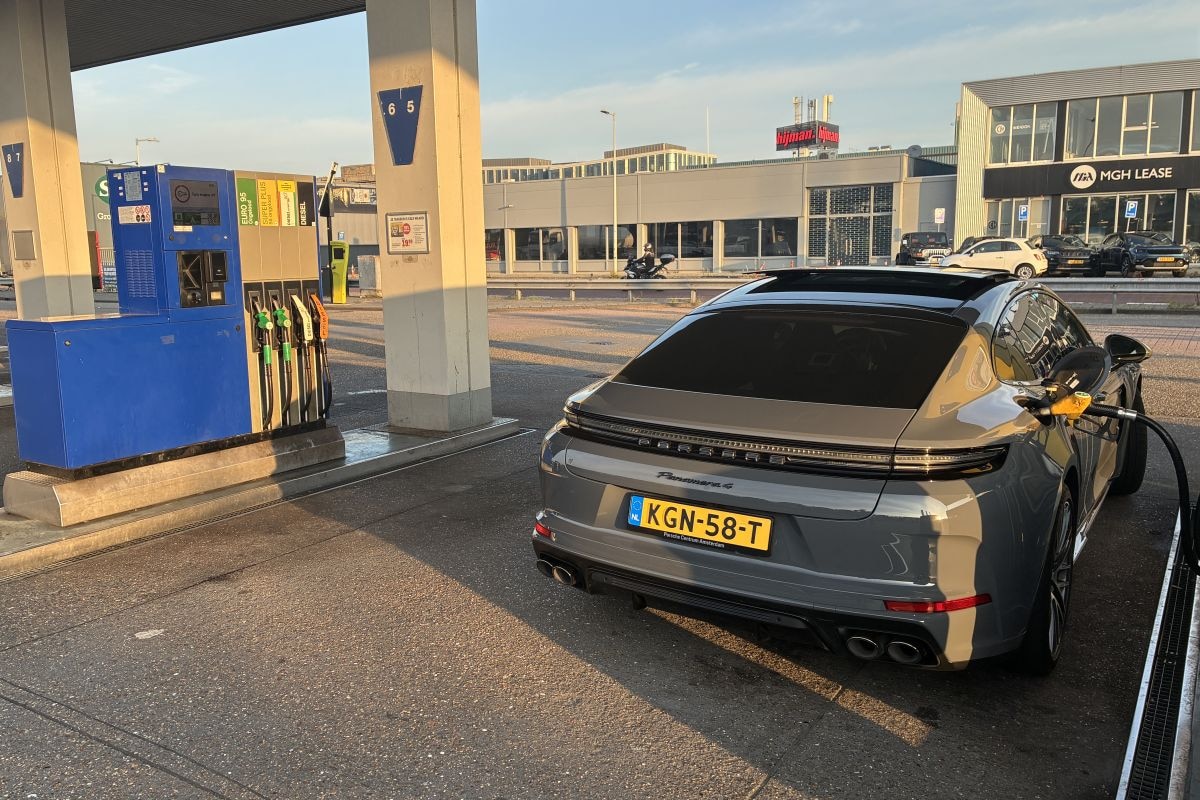 Brandstof, tanken, benzine, dure auto goedkope benzine