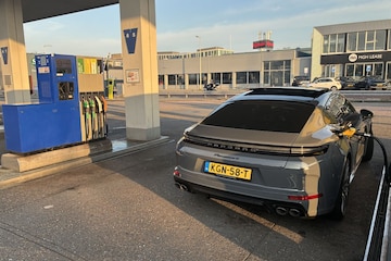 Brandstof, tanken, benzine, dure auto goedkope benzine