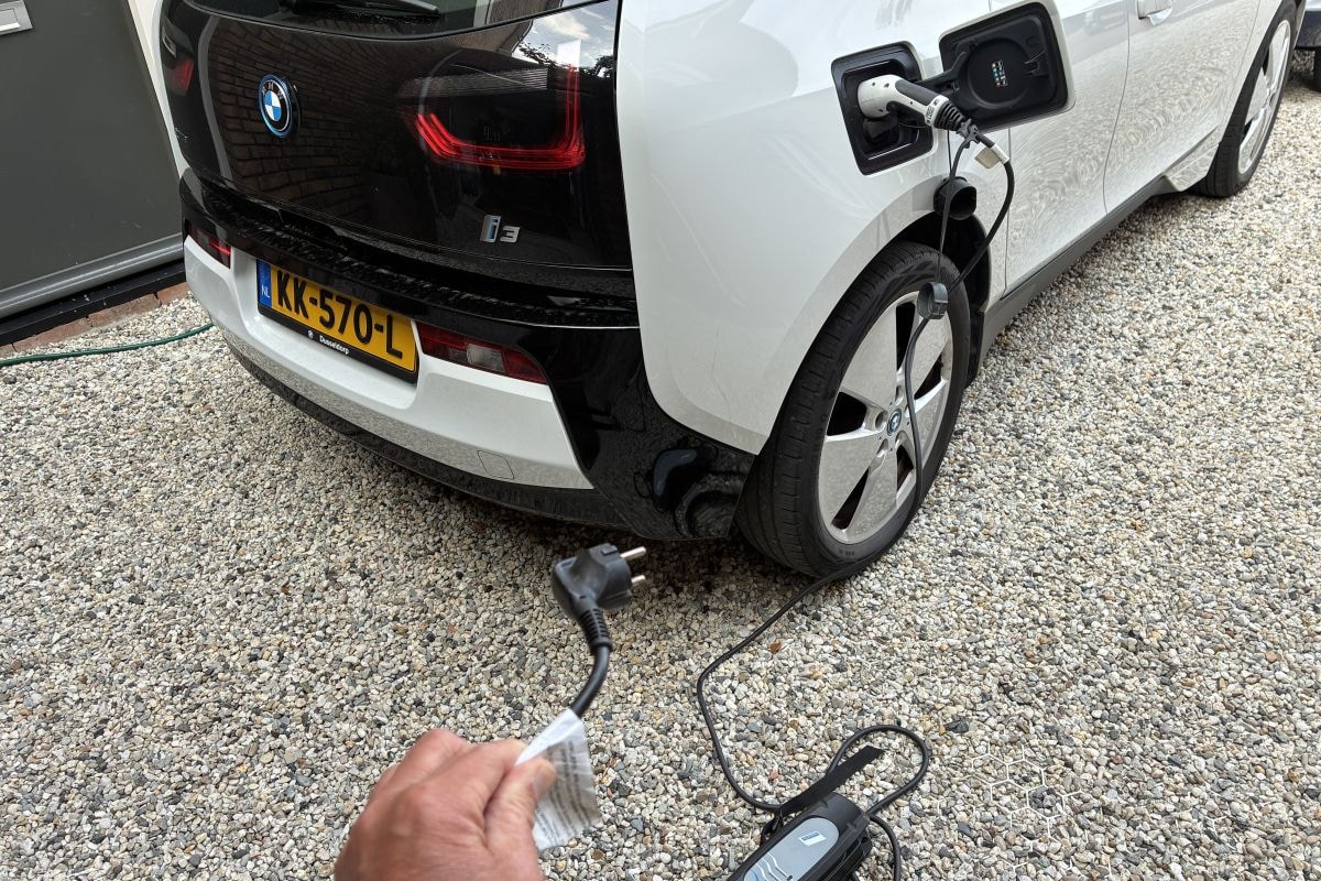 granny lader, laden EV 230 volt, stopcontact
