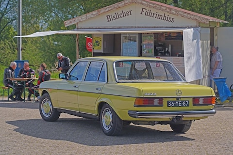 Terug naar de hete zomer van 1976: Bratwurst mit Pommes halen met een ultratrage Mercedes 200 D
