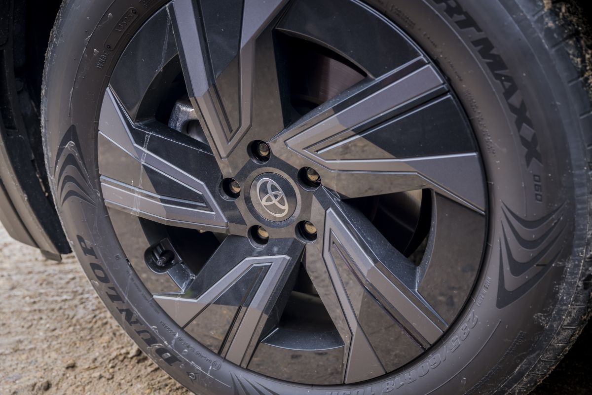 Duurtestgarage Toyota C-HR+ versus Subaru Uncharted