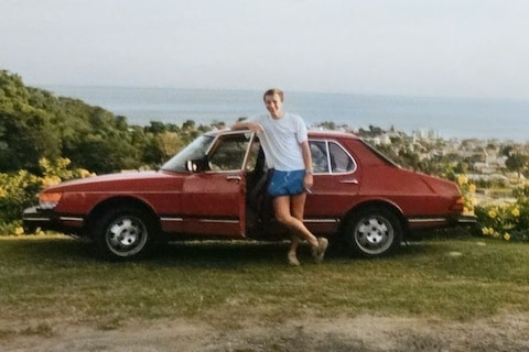 Omdat auto's zo duur zijn in Dominica verscheepte Herman zijn Saab 900