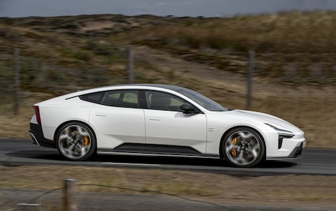De Polestar 5 smijt je met een zijden handschoen naar de horizon